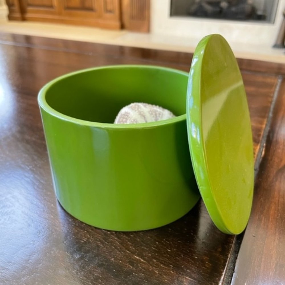 Swing Design Round Green Lacquer Box